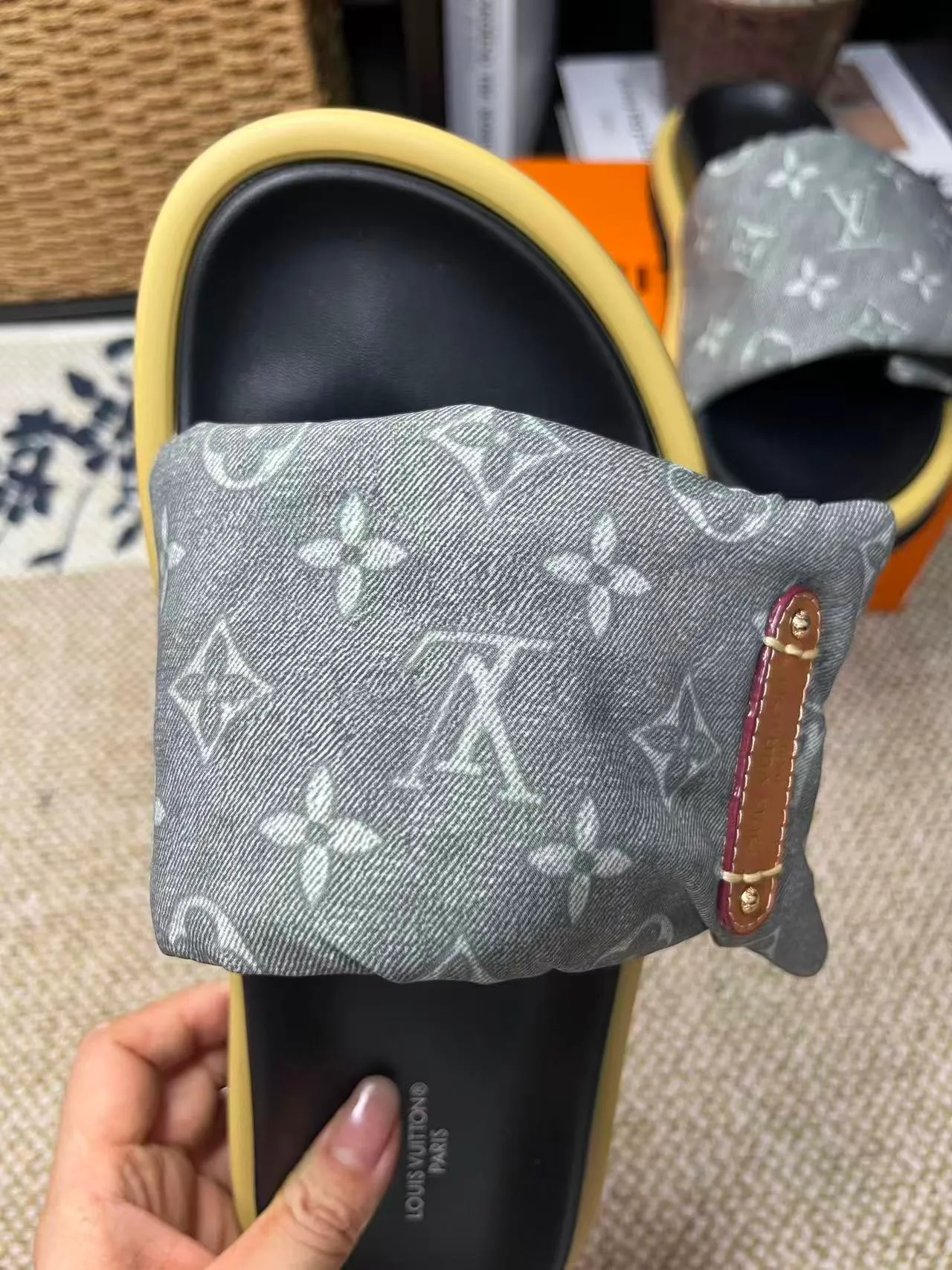 P340 [New Style] [LOUIS VUITTON] Louis Vuitton, LV printing, men's and women's slippers are now on the market, packed in drawer boxes with cloth bags and cards, the upper pattern looks very soft and waxy, and is a super versatile leg slimming tool. Fabric: imported denim/canvas/old fabric, LV hardware LOGO, official website pattern printing, comfortable to wear, feet: high-elastic PU water table. Sole: foam sole, heel height: about 5cm. Code number: 35-46, 35, 45, 46 are custom-made and non-returnable. Color: multiple colors and styles available.